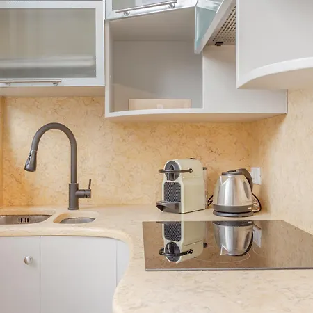Views On Ghirlandina In The Heart Of Motorvalley Apartman *